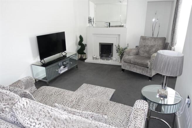 Lounge 1.JPG