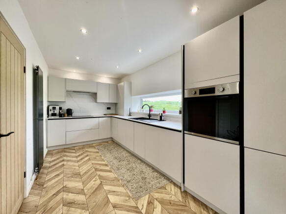 5 bed Detached to rent Image 7