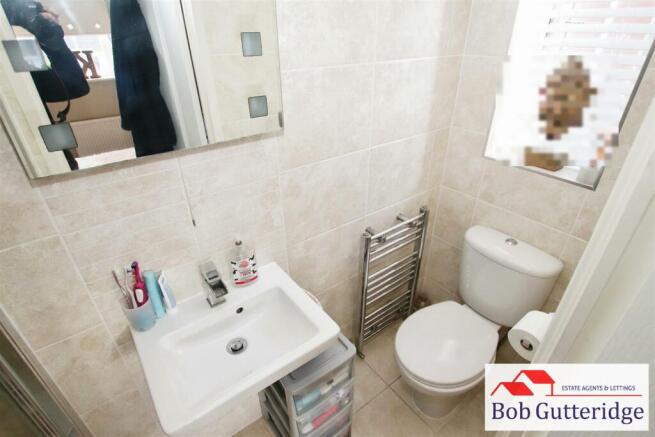 EN-SUITE SHOWER ROOM