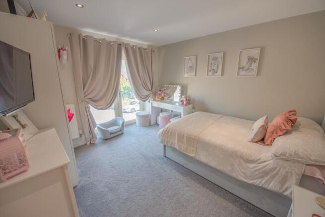 3 bed Semi-Detached for sale Image 9
