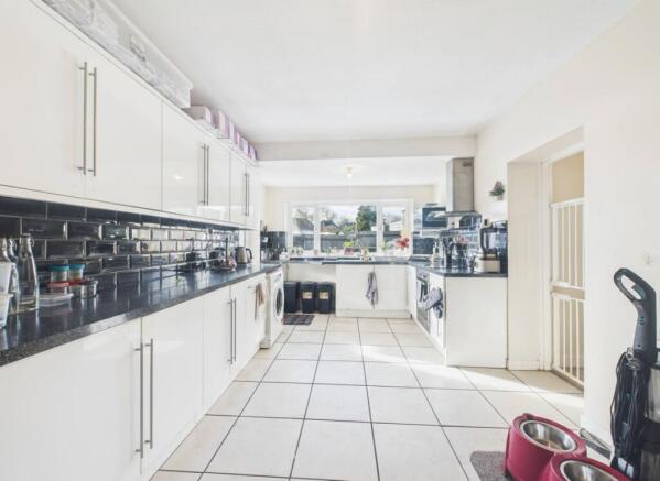 cam04914g0pr0346still0030011