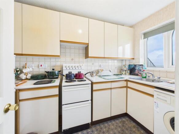 2 bed Flat for sale Image 6