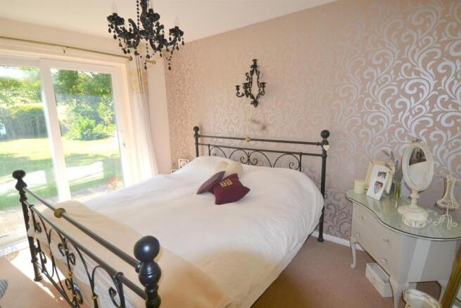 bedroom 1.JPG