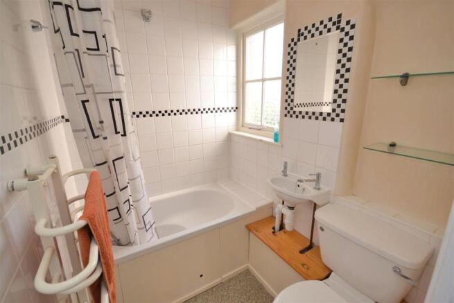 Master En-suite (2).jpg