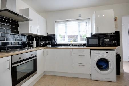 2 bed Terraced to rent Image 4