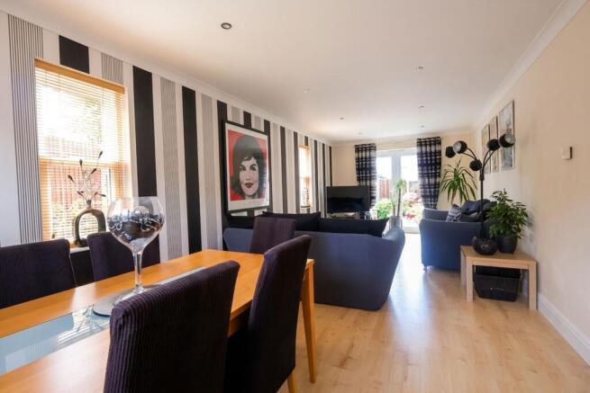 LOUNGE/DINING ROOM