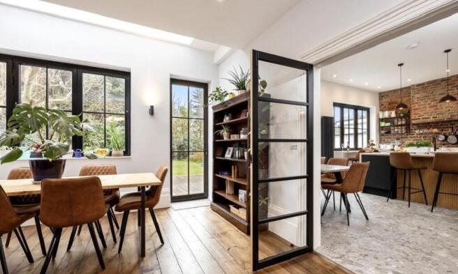 207860_33700680_I...