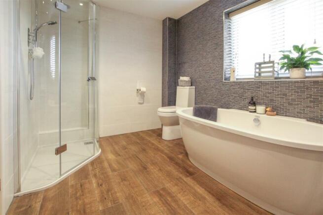 Family Bathroom (2).jpg