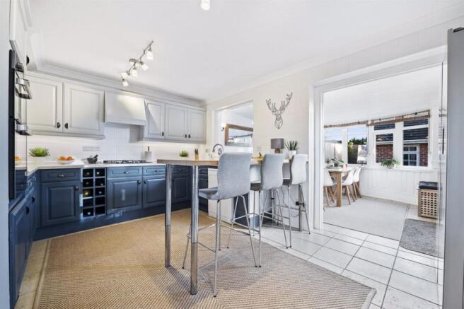 Kitchen/Breakfast Room:
