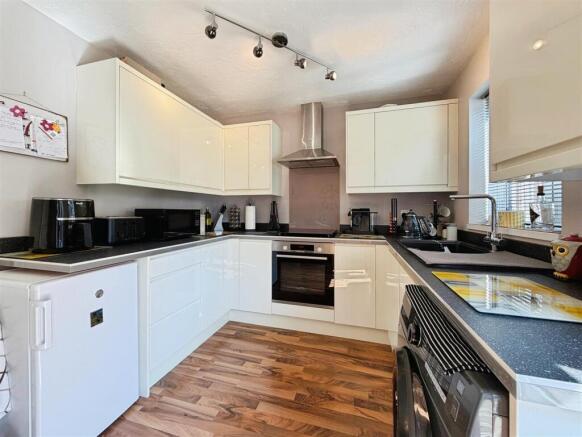 3 bed Semi-Detached for sale Image 7