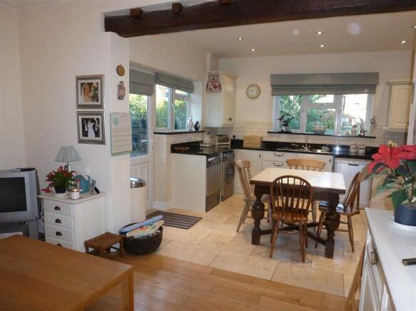 DINING KITCHEN/ FAMI