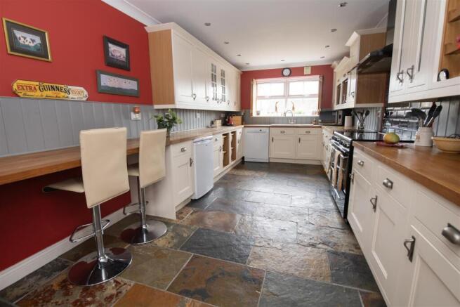 5 bed Detached for sale Image 6
