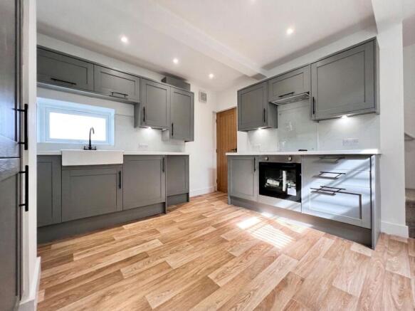 2 bed Terraced to rent Image 5