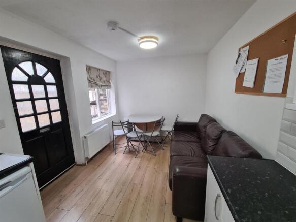 28 Newmarket Rd Living Area