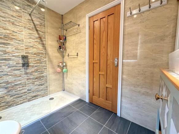 2 bed Semi-Detached Bungalow for sale Image 11