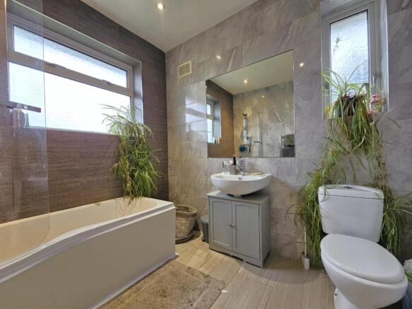 Bathroom 1.jpg