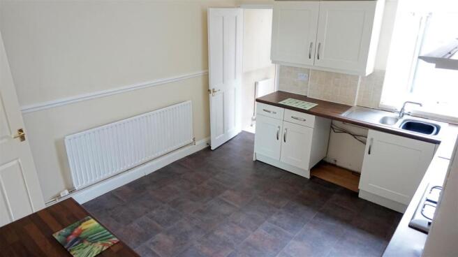 MODERN FITTED KITCHE