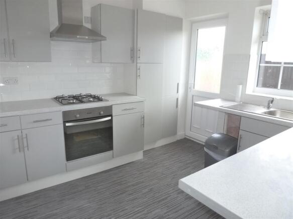 FITTED KITCHEN