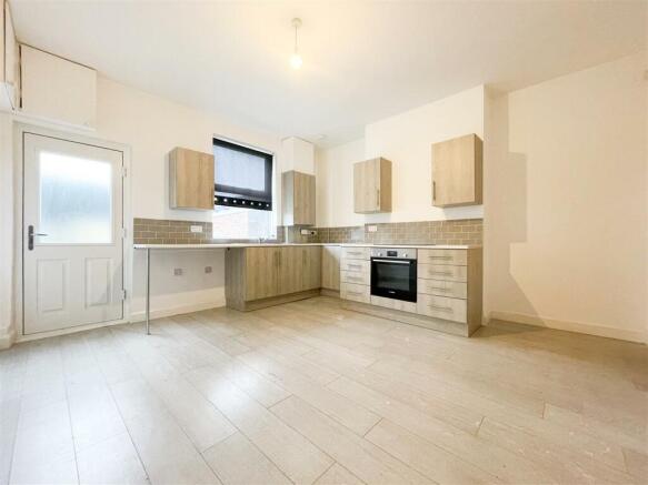 KITCHEN/ DINING AREA