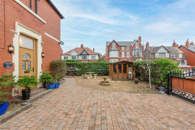 21a Queens Road- Garden.jpg