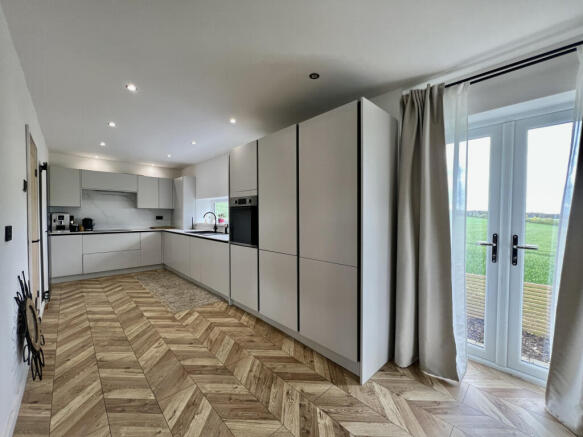 5 bed Detached to rent Image 6