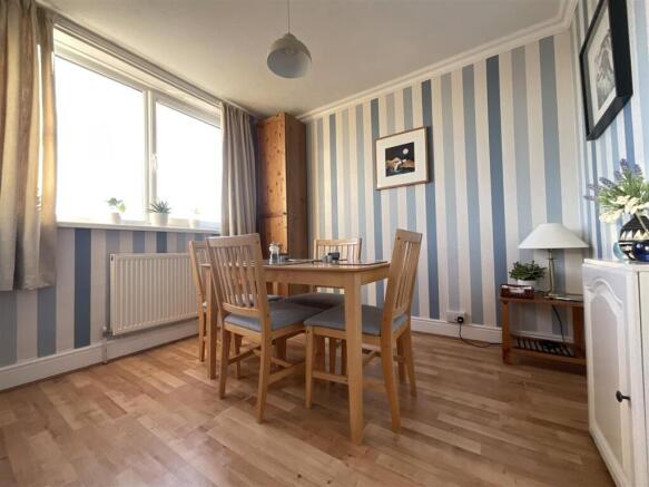 3 bed Flat for sale Image 6