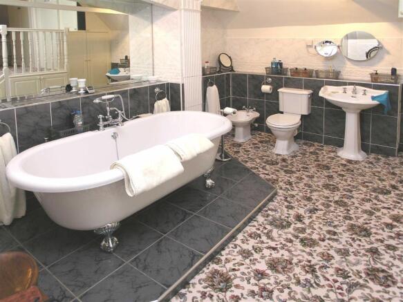 ENSUITE BATHROOM