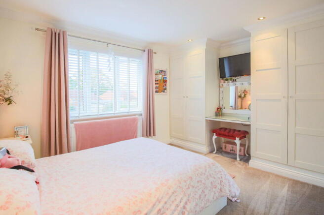 5 bed Detached for sale Image 12