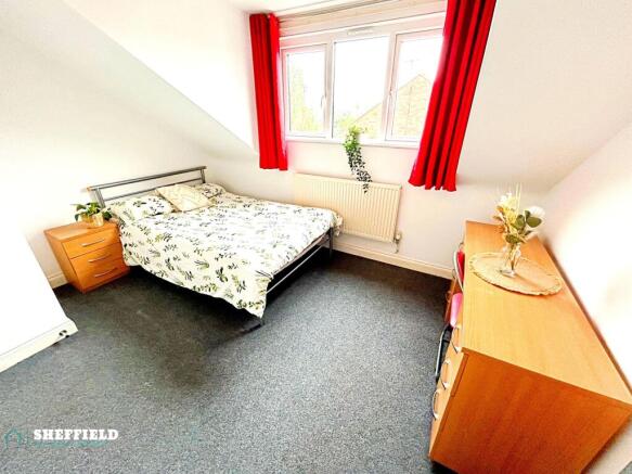 Bright, well-kept double bedroom with a double ...