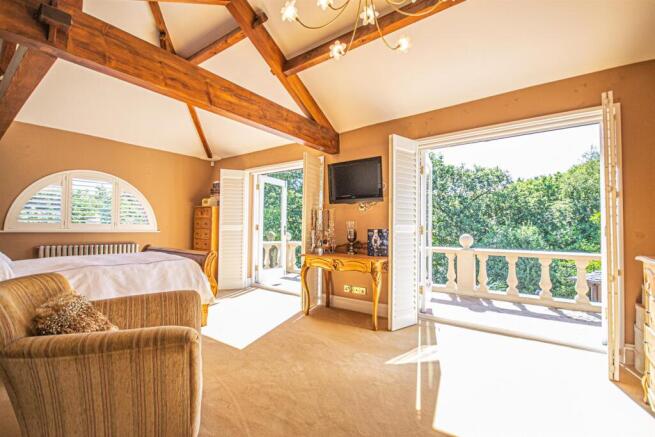 5 bed Detached for sale Image 12