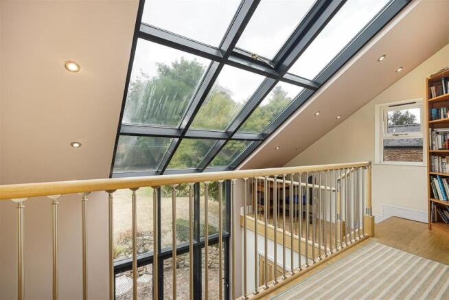 6 bed Detached for sale Image 8