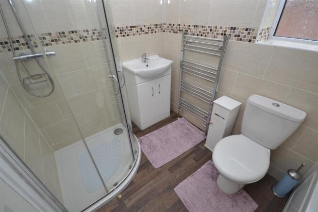 10oakcrescentBATHROOM.JPG