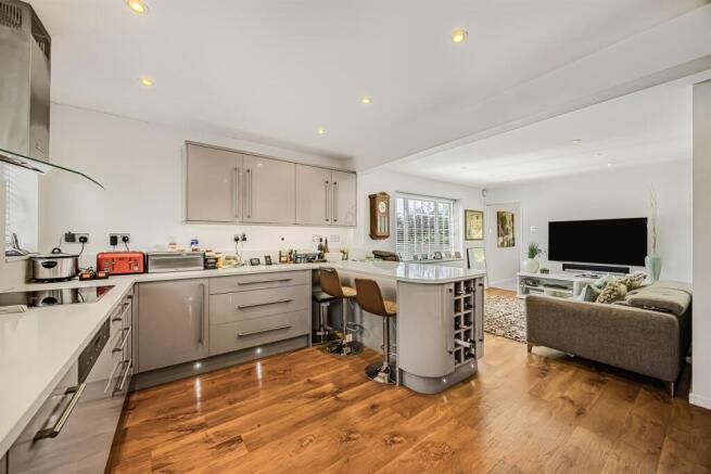 Kitchen/dining/sitti