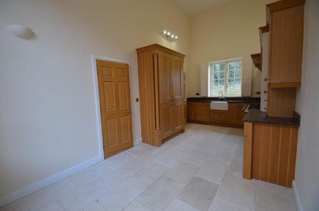 KITCHEN/DINING...