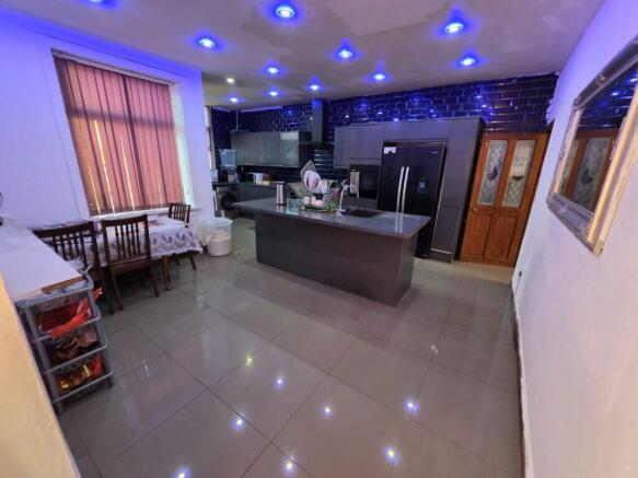 7 bed House for sale Image 5