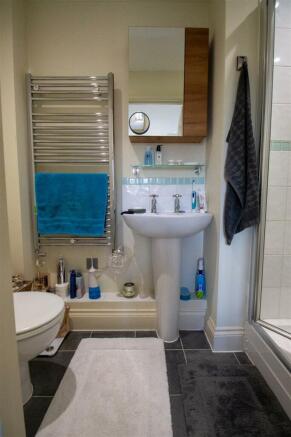 Hickmans Court 8 -Ensuite.jpg
