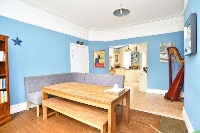 6 bed House for sale Image 4