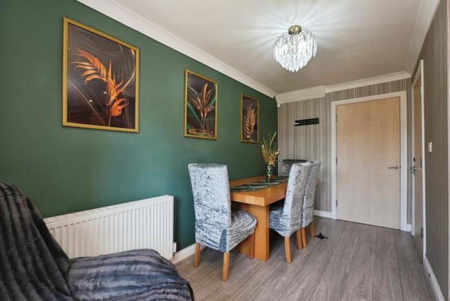 4 bed Semi-Detached for sale Image 8