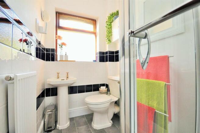 EN-SUITE SHOWER ROOM