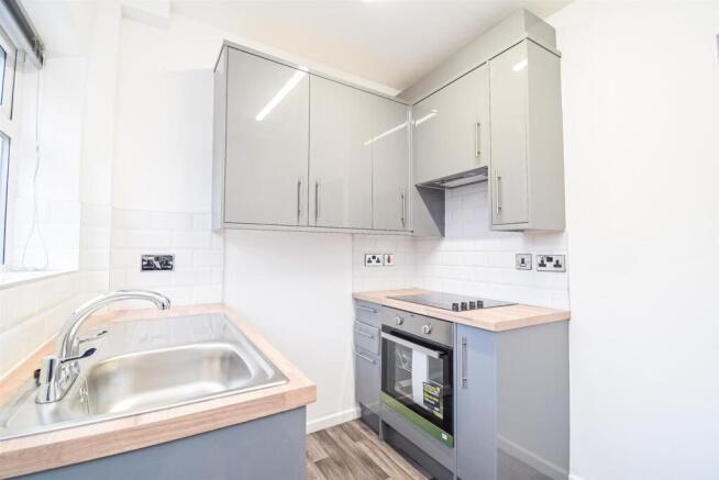 2 bed Terraced to rent Image 4