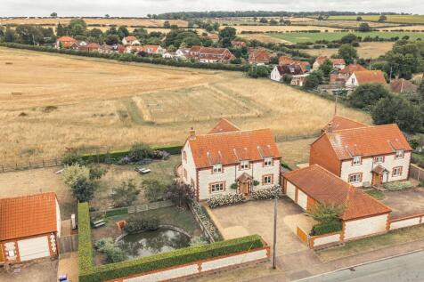 Countryside Views and Elegant Coastal Living in Ringstead