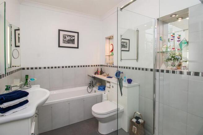 4 bed Detached Bungalow for sale Image 12