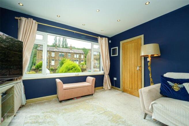 4 bed Semi-Detached for sale Image 4