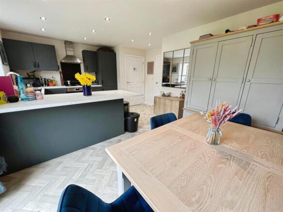4 bed Detached for sale Image 12