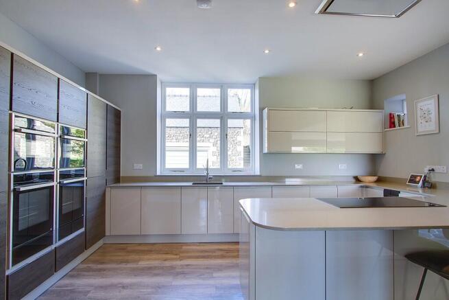 8 bed Detached for sale Image 7
