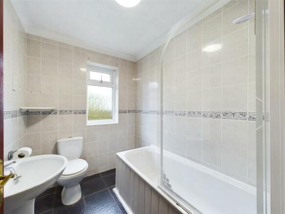 6 Trevarrian Mews Bathroom