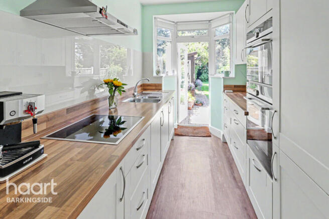 Chalgrove Crescent, Clayhall photo 4