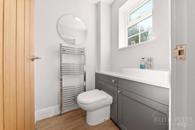 6 bed Detached for sale Image 5