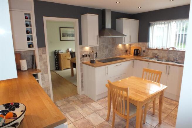 Kitchen 2.JPG