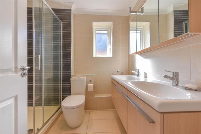 SHOWER ROOM EN SUITE